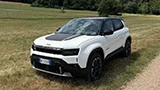 Nuova Jeep Avenger elettrica: prima prova del restyle che perfeziona un successo gi&agrave; consolidato