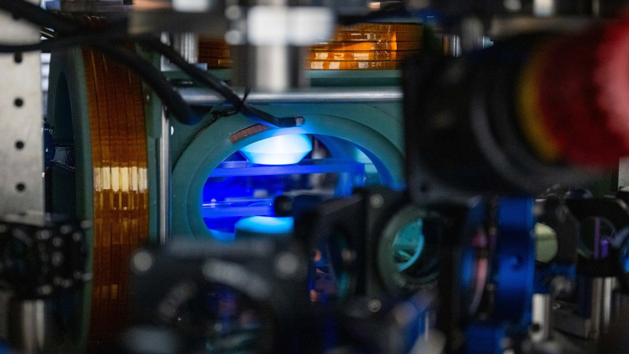 Nuovo record nel mondo dei computer quantistici: raggiunti i 6.100 qubit