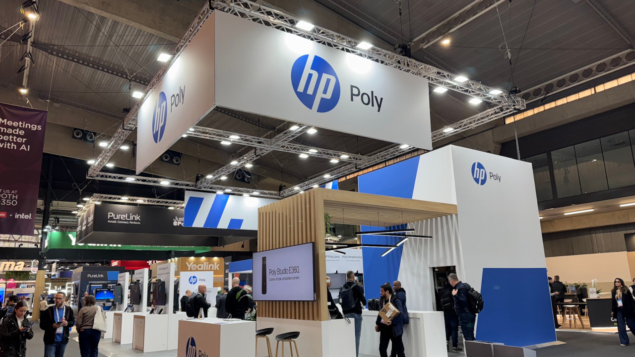 HP Poly presenta la video bar Poly Studio V12 e l'auricolare Voyager Legend 50 a ISE 2025