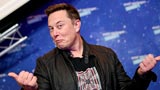 Elon Musk mente agli investitori su Tesla? Le discusse dichiarazioni al Qatar Economic Forum
