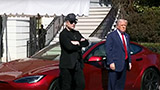 Spot di Trump per Tesla alla Casa Bianca: compra una Model S, ma non può guidarla