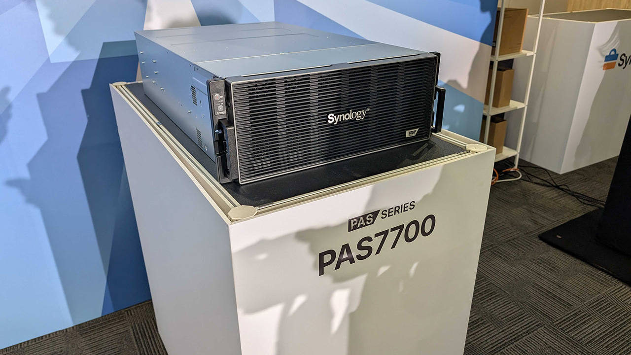 Synology entra nel mondo enterprise “tier 0” con PAS7700: all-NVMe, multiprotocollo e replica sincrona