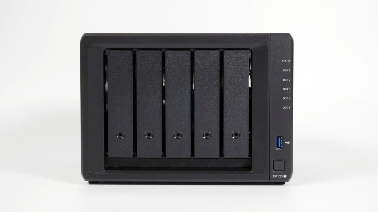 Recensione Synology DS1525+: tanti dischi e rete a 2,5 Gbps