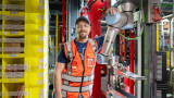 Amazon presenta Vulcan, un robot con il senso del tatto. Ruberà il lavoro agli umani?