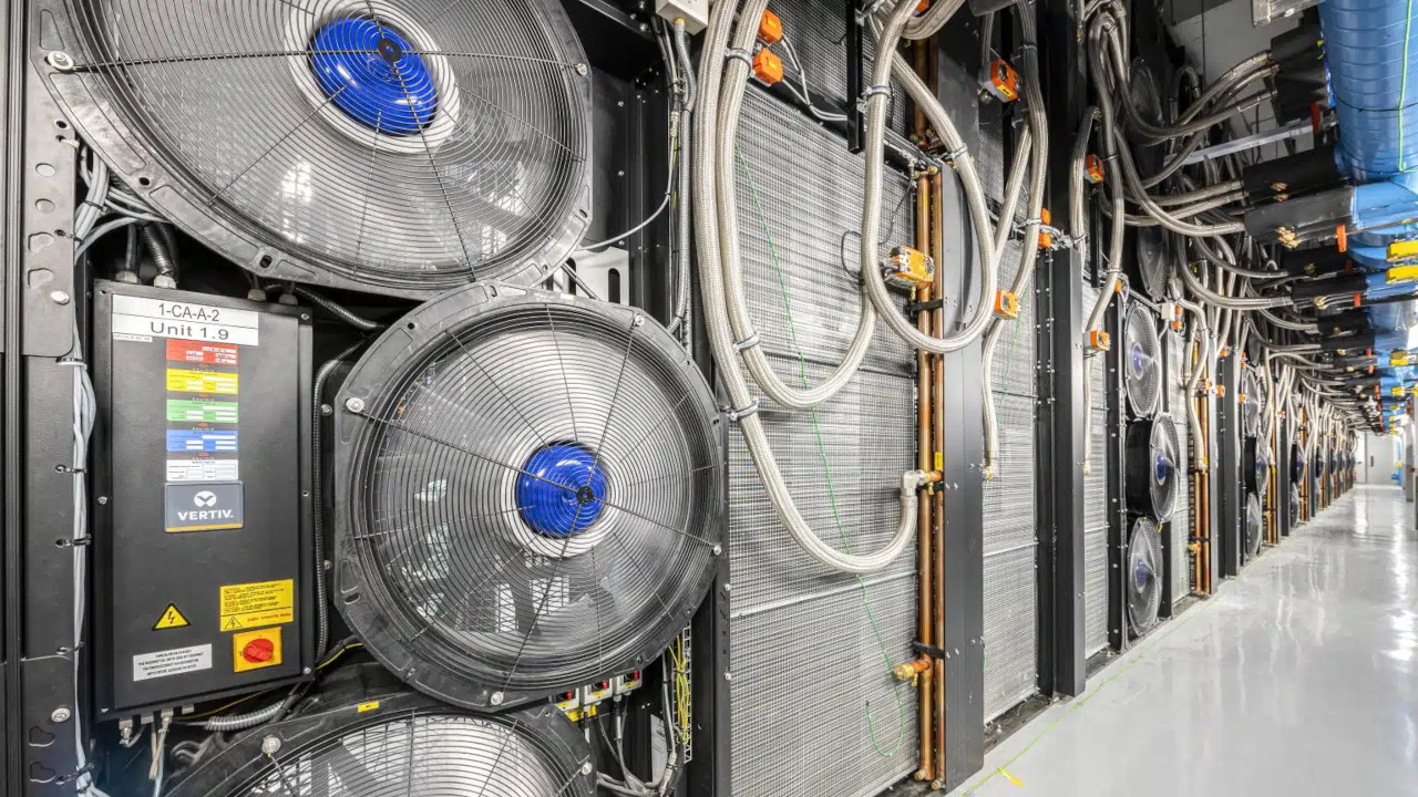 Equinix investe sul raffreddamento a liquido: verrà adottato in oltre 100 data center, incluso quello di Milano