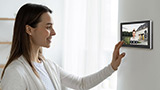Tre prodotti per rendere l'ingresso di casa smart, in vista delle vacanze, da Ezviz
