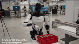 Il nuovo video del robot umanoide Optimus. Ecco come lavora nelle fabbriche Tesla