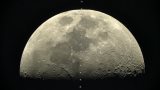 La Luna non è una sterile roccia spaziale: confermata la presenza di acqua ghiacciata