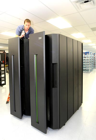 ibm_zenterprise_shot.jpg (27324 bytes)